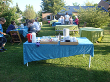 Udendørs fællesspisning i bofællesskabet Væksthuset, Skt. Hans 2009